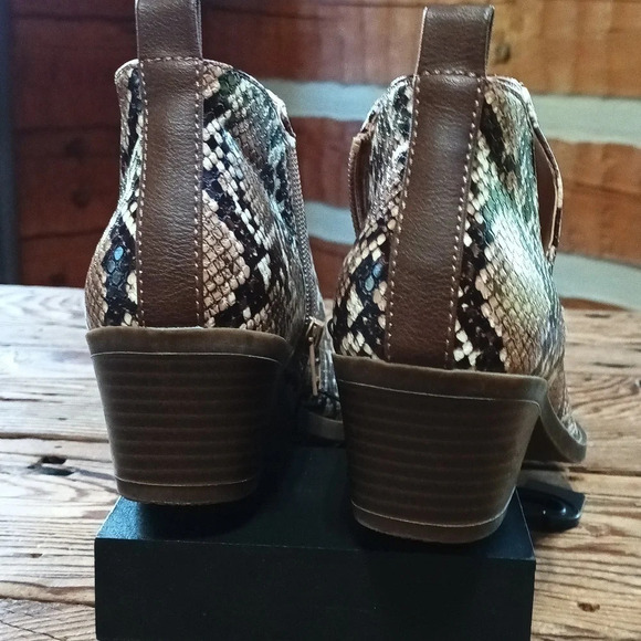 Cowgirlcore snakeskin embossed bootie w/ side cutout size 6 1/2 - Picture 8 of 9